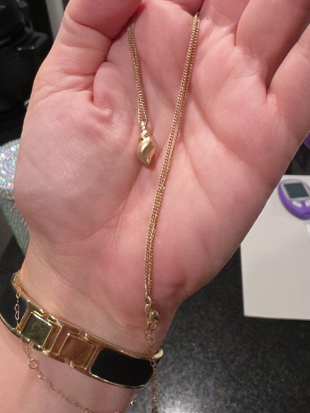 Beautiful Gold Tone Shell Necklace - Picture 2 of 2